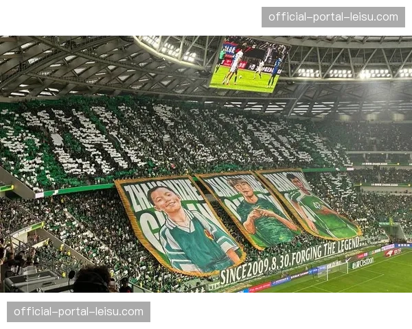 梅阿查球场北看台巨型TIFO，致敬俱乐部历史